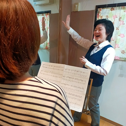 プロのボイストレーナーによるレッスン